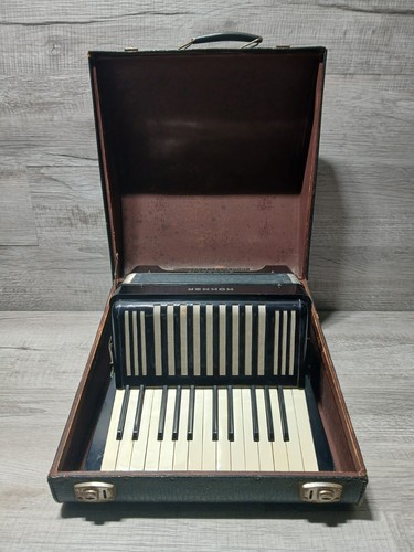 Hohner Student IV Black Piana Accordion 25 Keys & 32 Bass Buttons W Case READ