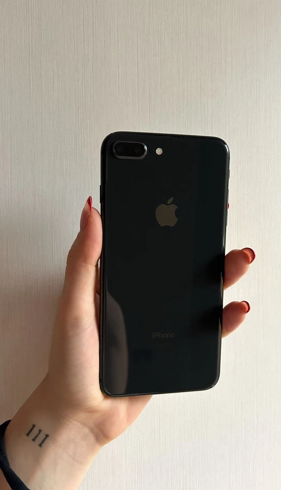 Apple iPhone 8 Plus - 64 GB - Grigio Siderale (Sbloccato) - Immagine 2 di 4