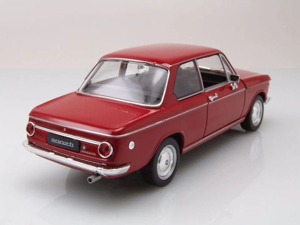 BMW 2002 Ti 1968 Rosso Modellino Auto 1:24 Welly - Immagine 2 di 4