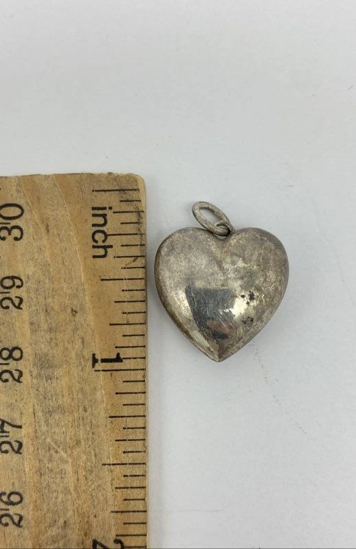 Colgante Tiffany & Co. de plata de ley con dije de corazón hinchado de 3/4" 3,4 g Foto 4 de 4