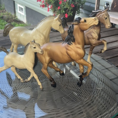 Vintage Lot Of Breyer Horses (4) In Trotting Formation 
