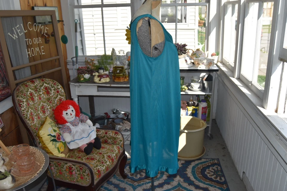 Vintage Años 70 Vanity Fair Cerúleo Noche Slip Bordado Floral Satinado Talla Grande Foto 2 de 4