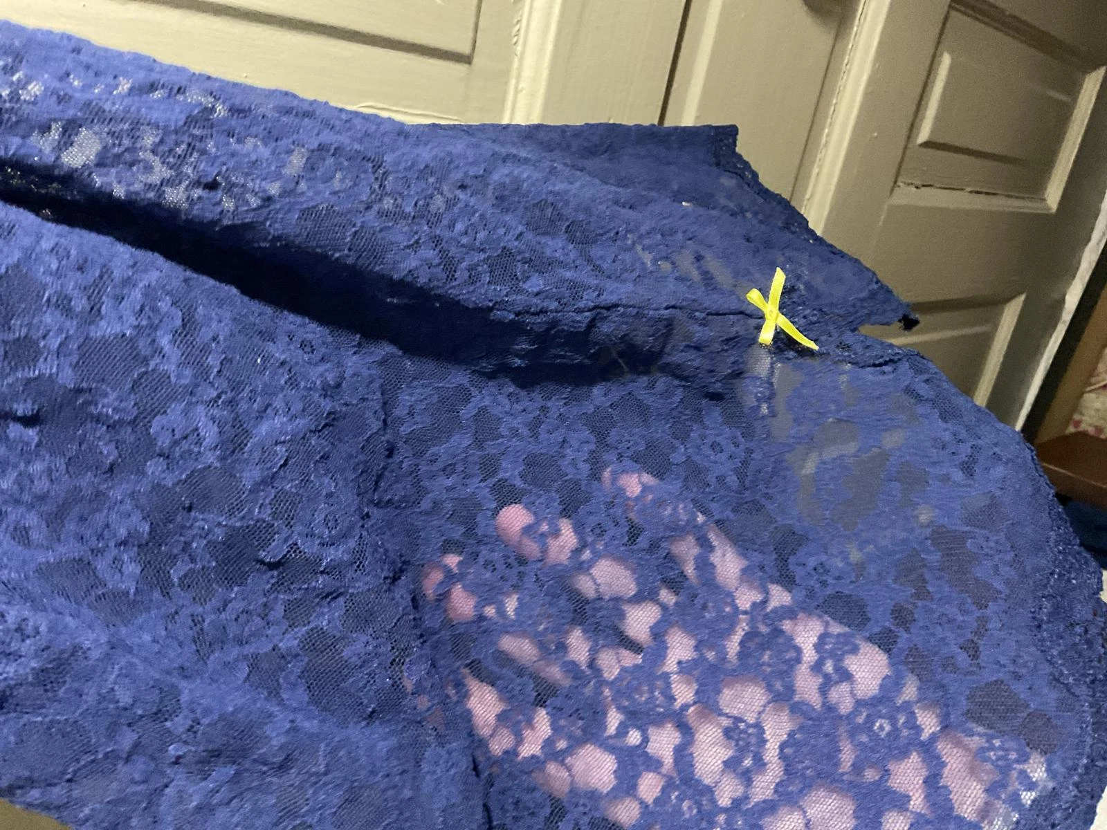 UNDERCOVER Abito Victoria Secret blu in pizzo con fiocchi gialli grande