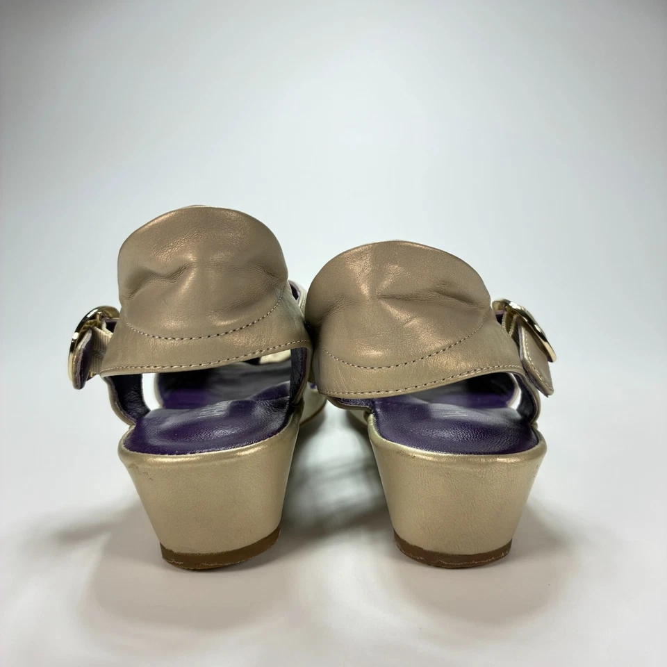 Sandalias de gladiador Vaneli para mujer doradas punta abierta informales tacones de cuña para mujer talla 7,5 Foto 4 de 4