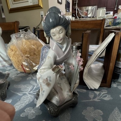 Lladró Asian Woman with Flowers Porcelain Figurine Hand Painted Spain 1984 