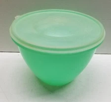 Vintage Tupperware Lettuce Keeper #679 Jade Color w/Lid NO SPIKE