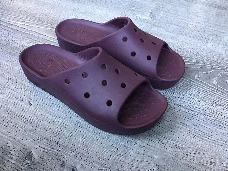 Sandalias Crocs para mujer talla 10 correa borgoña punta abierta plataforma cojín cómodo Foto 2 de 4