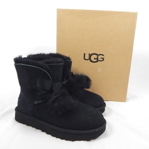black pom pom uggs