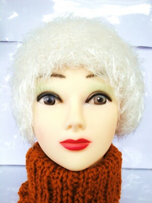 Gorro de lana de pelo de color blanco y varios tonos de marrón hecho a mano