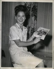 1945 Foto de prensa Nueva York La señora Esta Spitzer sostiene foto de su esposo Nueva York