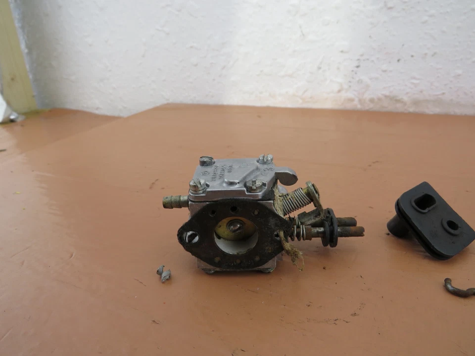 Карбюратор цепной пилы John Deere Q500F от оригинального производителя Tillotson (см. описание) - Изображение 3 из 4