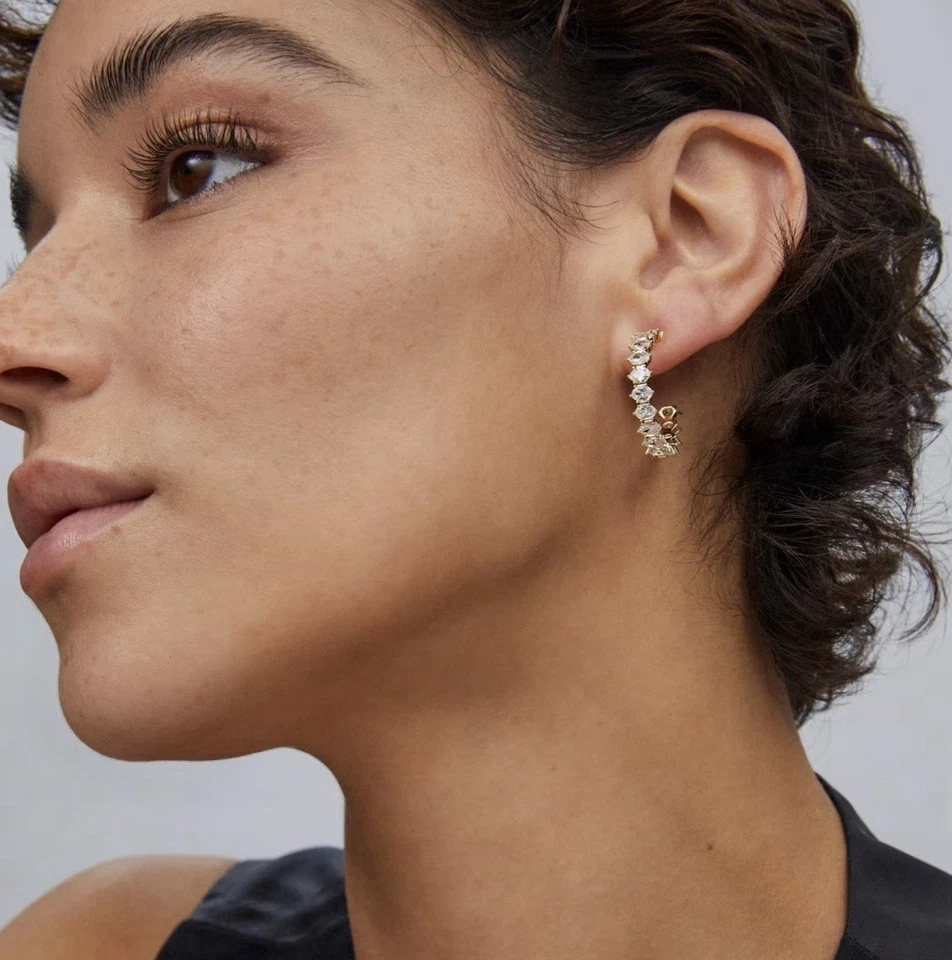 "Pendientes de aro Kendra Scott Cailin oro cristal 1"" blanco brillante circonita cúbica usados 1x" Foto 3 de 4