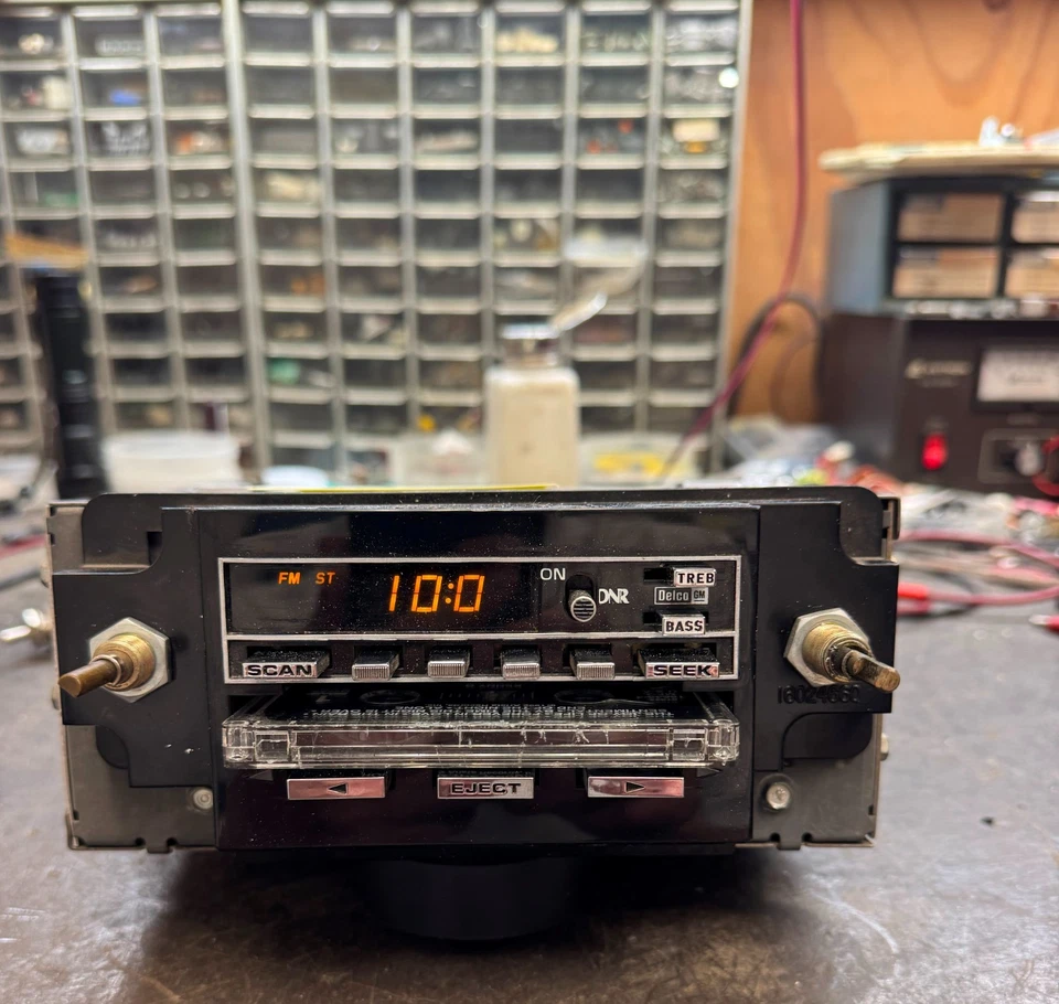 COMO NUEVO RECONSTRUIDO Genuino GM Delco 2700 Digital ETR con DNR Cassette AM FM Radio Estéreo Foto 3 de 4