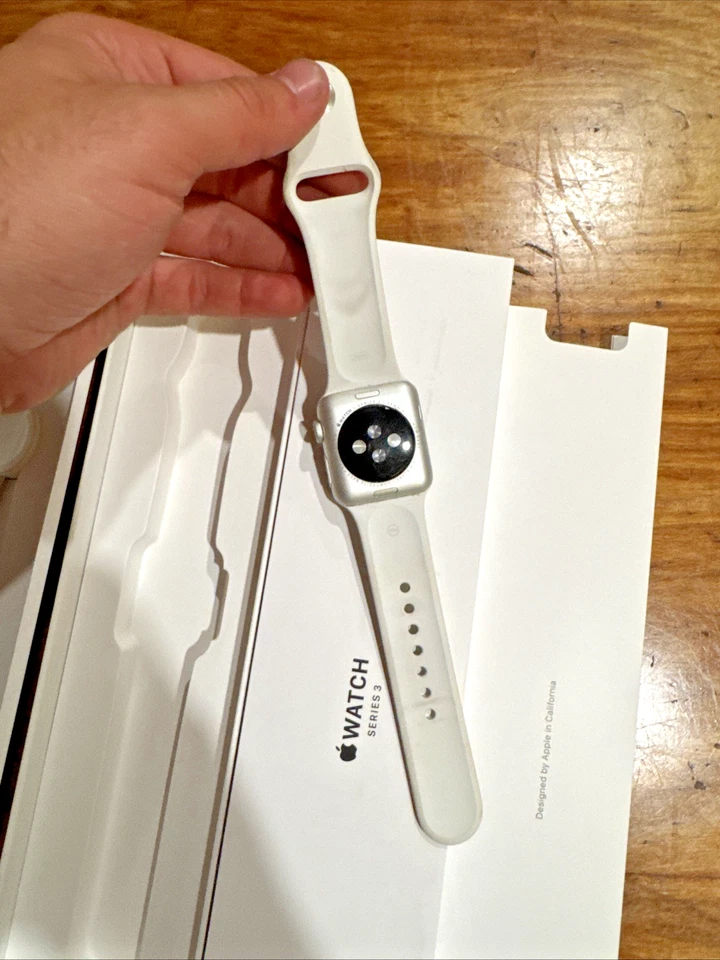 Apple Watch Serie 3 GPS 42mm Estuche de Aluminio Plateado Banda Deportiva Blanca - MTF22LL/A Foto 3 de 4