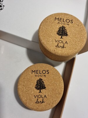 SPR'25 Kolophonium DUNKLE Viola von MELOS 'World's Finest Kolophonium!' Korksockel montiert Gehäuse