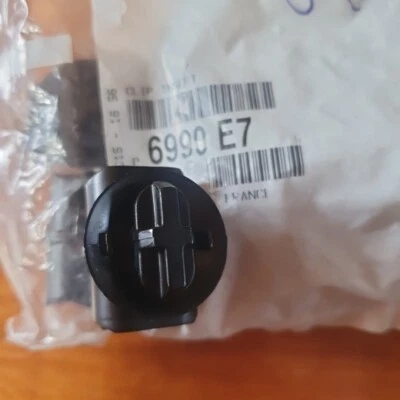 Clip Insert d'Origine Peugeot Citroën - 6990E7 - Photo 1/4
