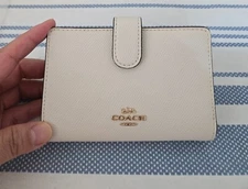 COACH F11484 - MEDIUM CORNER ZIP WALLET IN CROSSGRAIN LEATHER LIGHT GOLD/CHALK