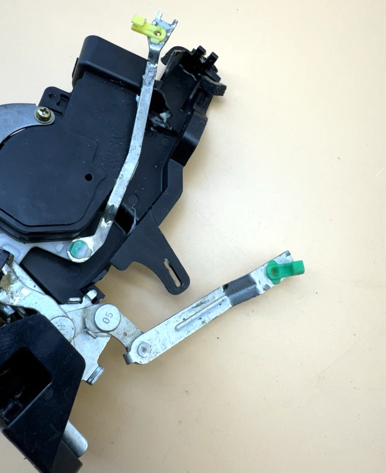 Actuador de bloqueo eléctrico pestillo puerta derecha pasajero trasero Toyota Camry sedán 97-01 OEM Foto 4 de 4