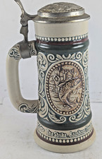 f08015) AVON Steingut BiERKRUG + ZiNNDECKEL, ANGLER + J&Auml;GER Motive, Sammelkrug
