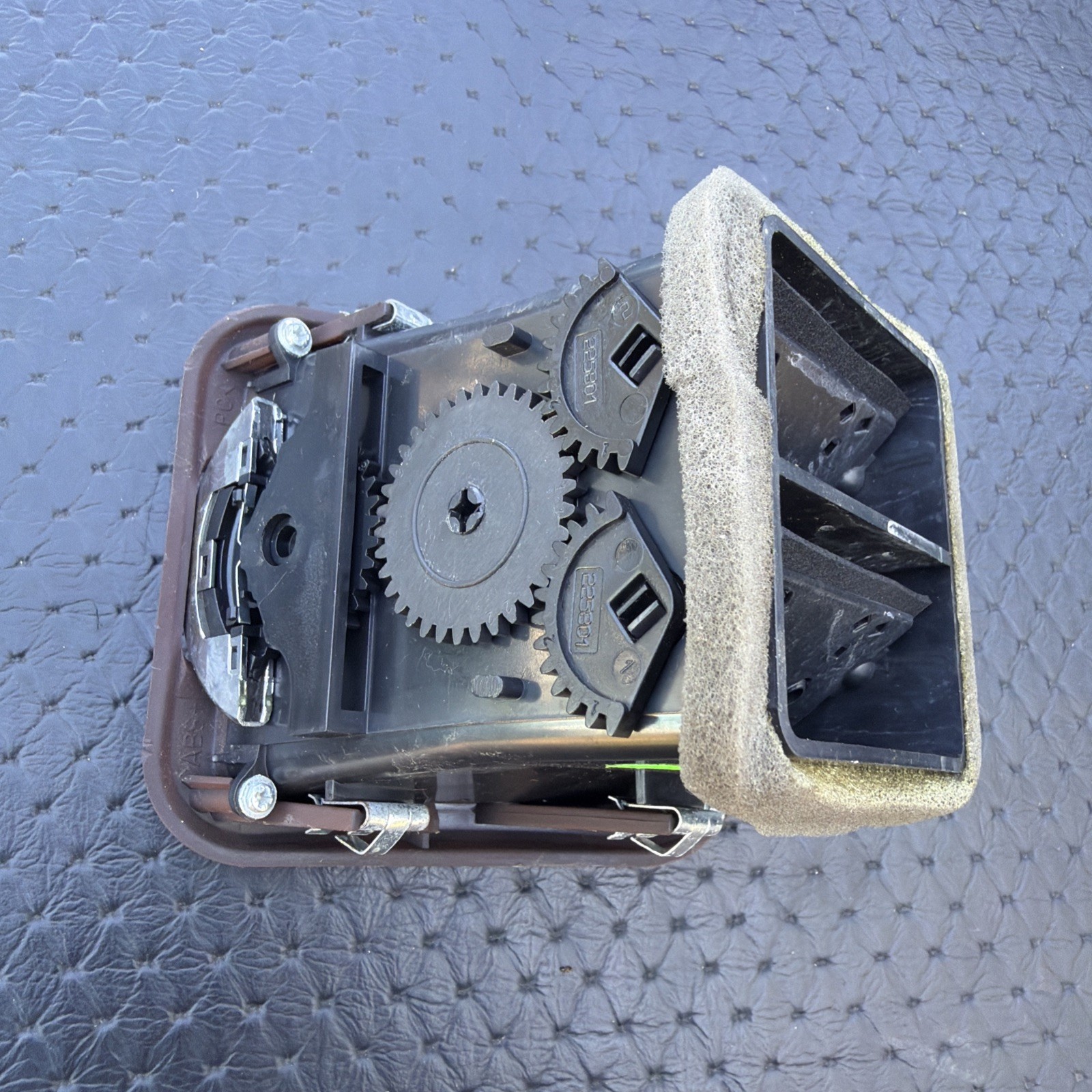 03-13 Maserati Quattroporte M139 Front Right or Left Console AC A/C Air Vent OEM