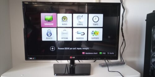 Tv Monitor LG 22 pollici IPS LED con telecomando originale - Foto 1 di 7
