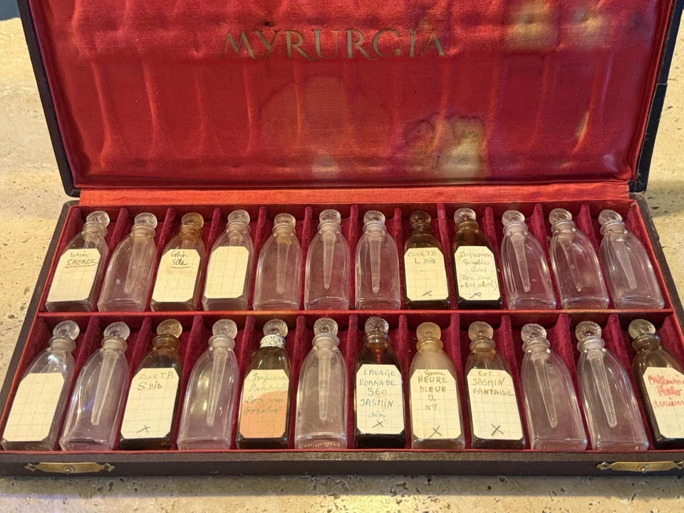 Flacon de parfum ancien Coffret « MYRURGIA » De 24 Flacons De Julien VIARD 1925 - Photo 3/4