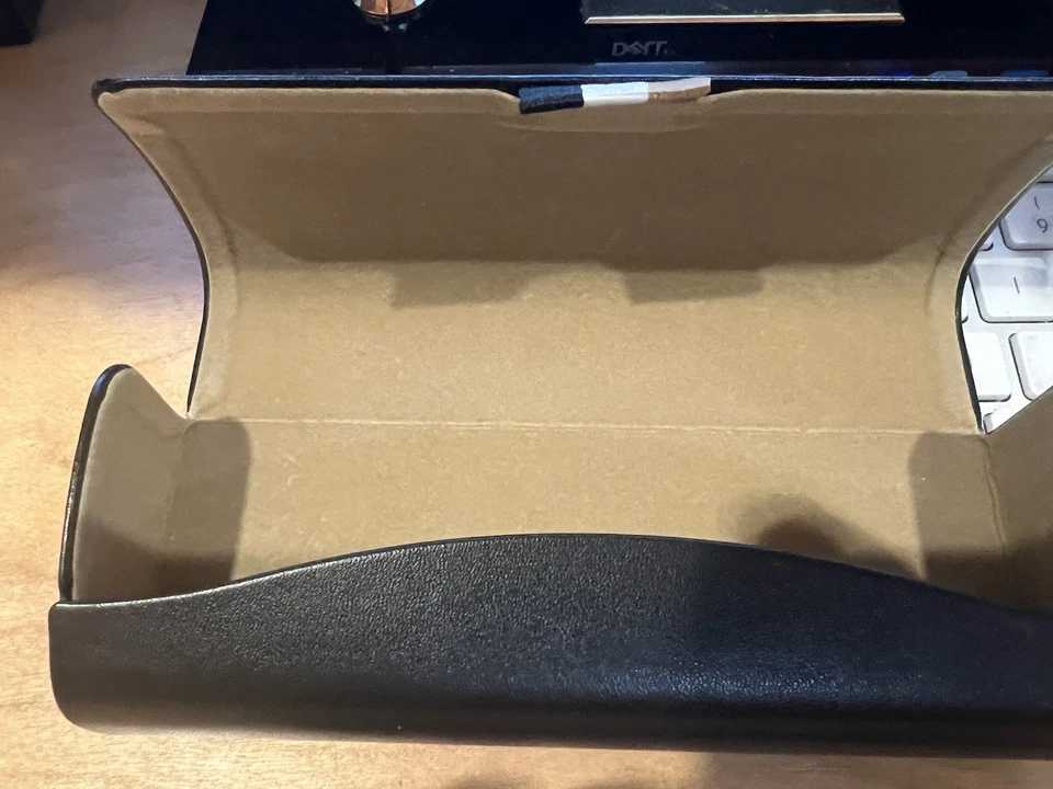 Estuche rígido para gafas de sol Hugo Boss negro con tela para lentes Foto 3 de 4