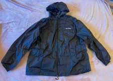 BNWT ‘SUMMIT’ MEN’S BLACK PACKABLE WATERPROOF JACKET IN OWN DRAWSTRING BAG L