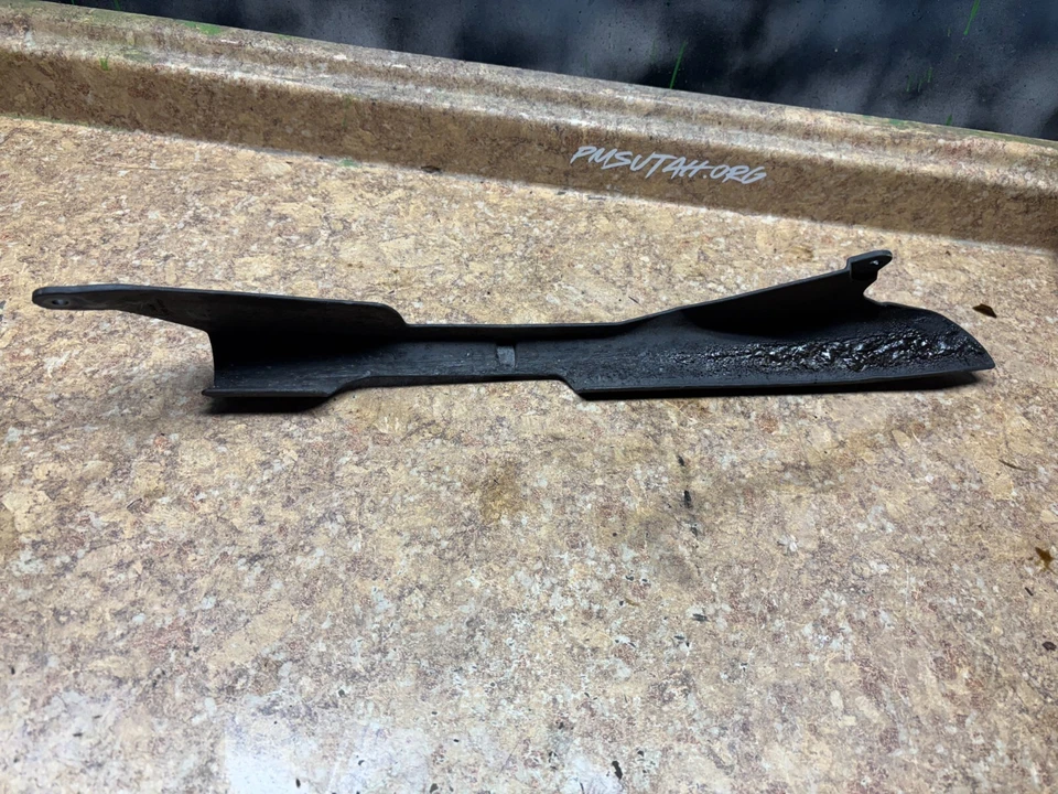 2012 Kawasaki Ninja ZX600R protetor de corrente traseira tampa de plástico esquerda ZX600 ZX 600 R Z7 - Imagem 2 de 4