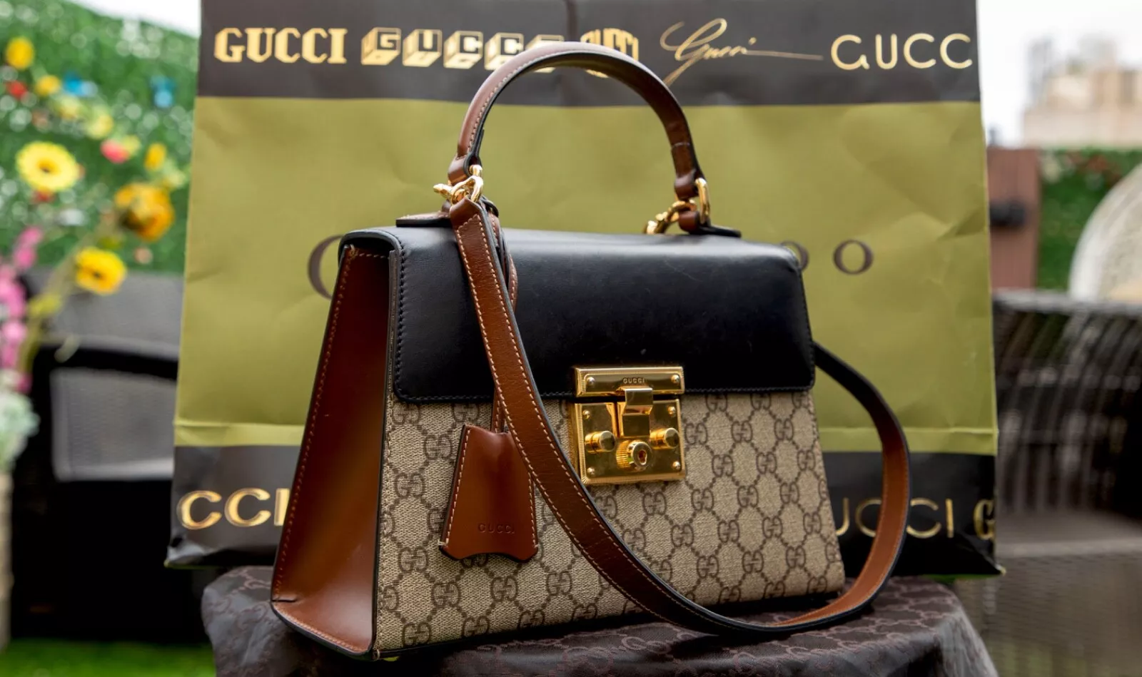 Sac Gucci beige/noir GG Supreme toile et cuir cadenas moyen poignée supérieure