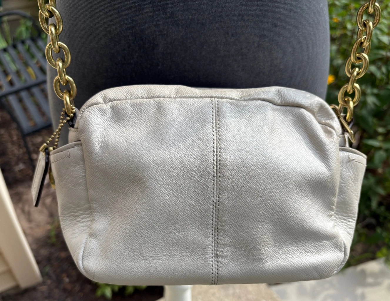 Borsa a tracolla Coach Campbell Turnlock in pelle avorio per fotocamera F24843