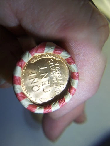 WHEAT PENNY ROLL WITH A UNKNOWN BU WHEAT PENNY SHOWING
