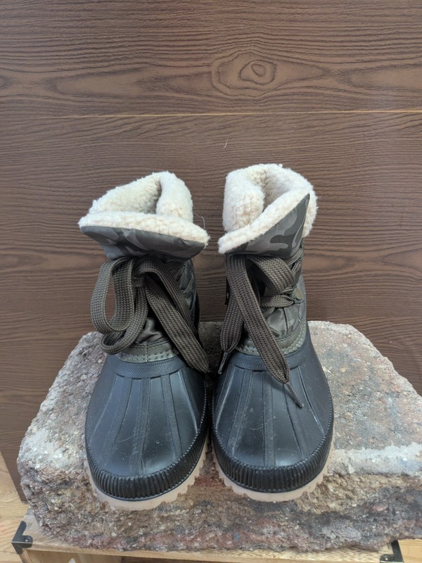 SIZE 9M MAURICES Jessie Camo Winter Boots INVPV4187