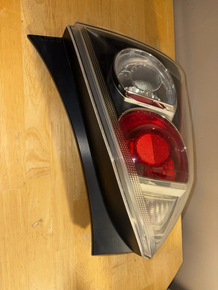 2009-2010 Pontiac Vibe Driver Side LH conjunto de lanterna traseira lateral OEM - Imagem 3 de 4