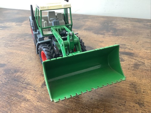 Siku 3551 Fendt Xylon Tractor 1/32 - Picture 2 of 9