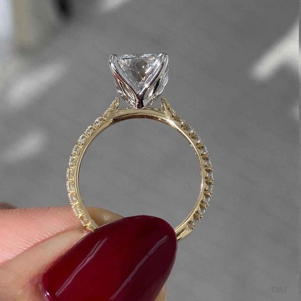 Anillo de compromiso de moissanita cojín alargado de 2,48 quilates chapado en oro multitono de 14 quilates Foto 3 de 4