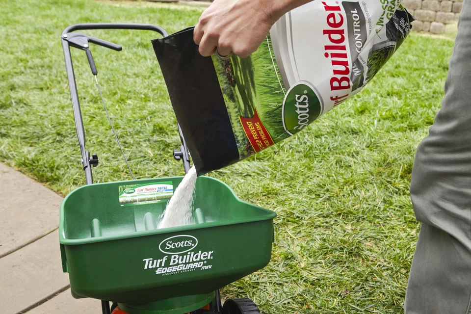 Constructor de césped Scotts con control de musgo 50 libras. Cubiertas 10.000 m² ft. Foto 3 de 3