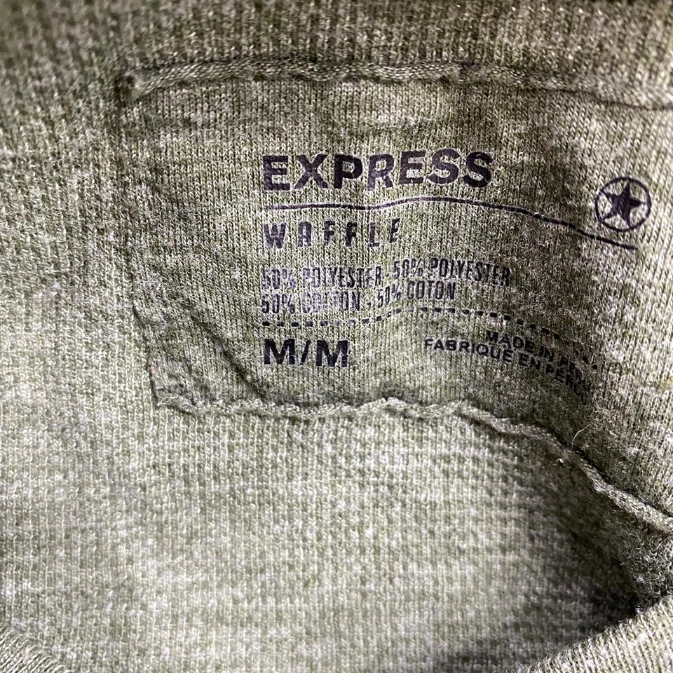 Camisa masculina manga longa malha waffle verde/preta estampa gráfica EXPRESS tamanho M - Imagem 4 de 4