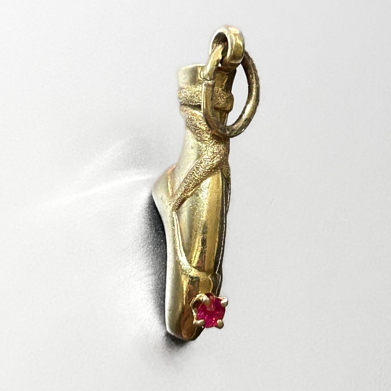 14k Yellow Gold Ballet Slipper w Spinel Vintage Charm 3.1g
