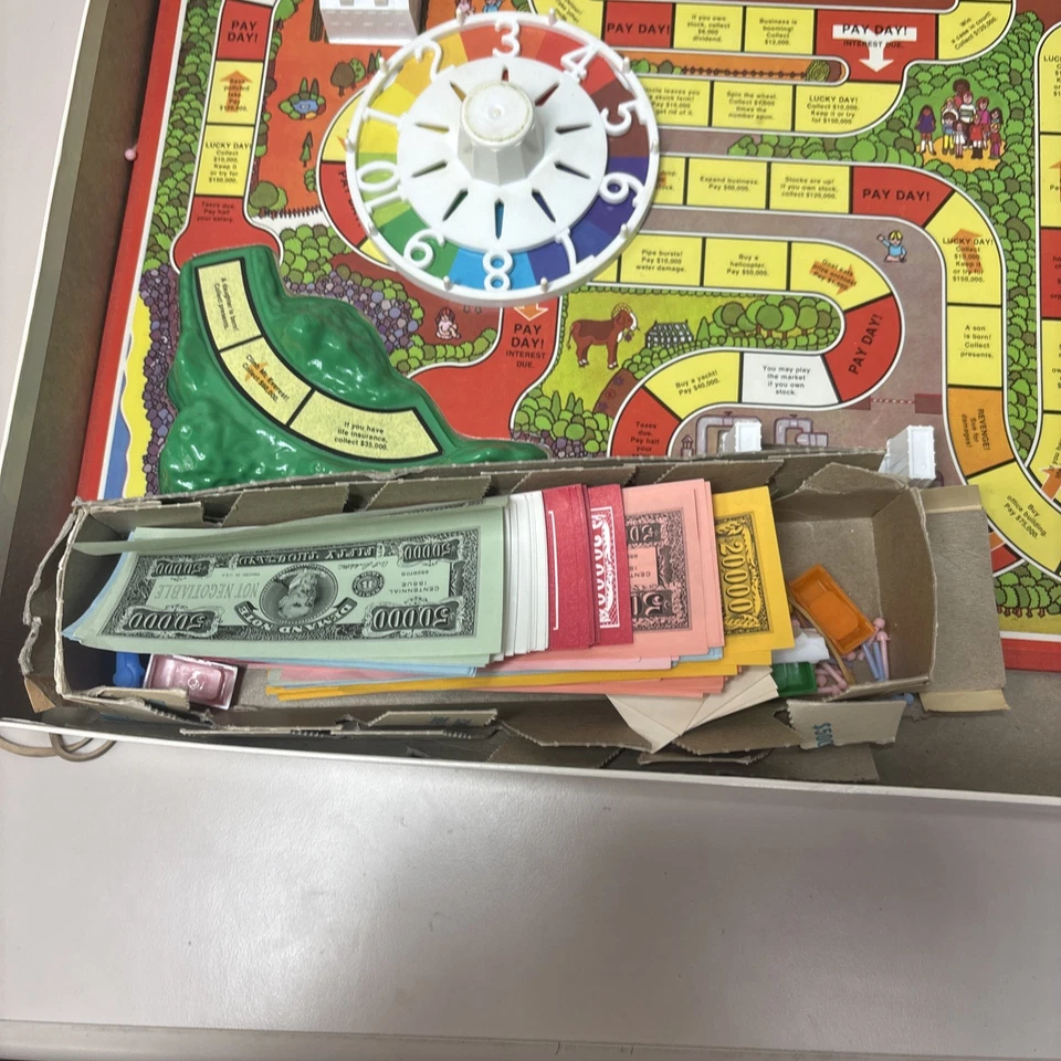 VINTAGE THE GAME OF LIFE 1977 EDITION MILTON BRADLEY COMPLETE FAMILY FUN SKILL - Image 3 of 4