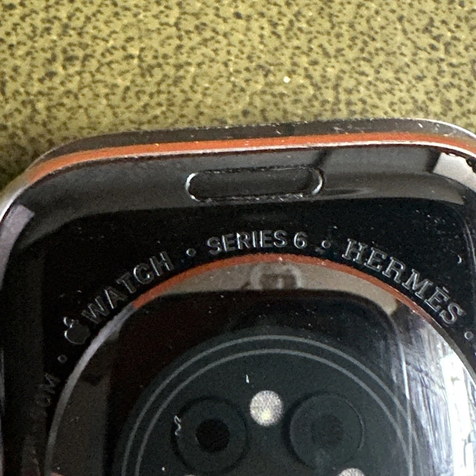Apple Watch ⌚️ Hermes series 6 44mm ( Mint Condition ) WiFi + 4G, 100% battery - Image 3 of 4