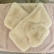 NWT Vero Moda Faux Fur Scarf-cozy Neck Wrap-Shawl "Moonbeam" one size feed thru