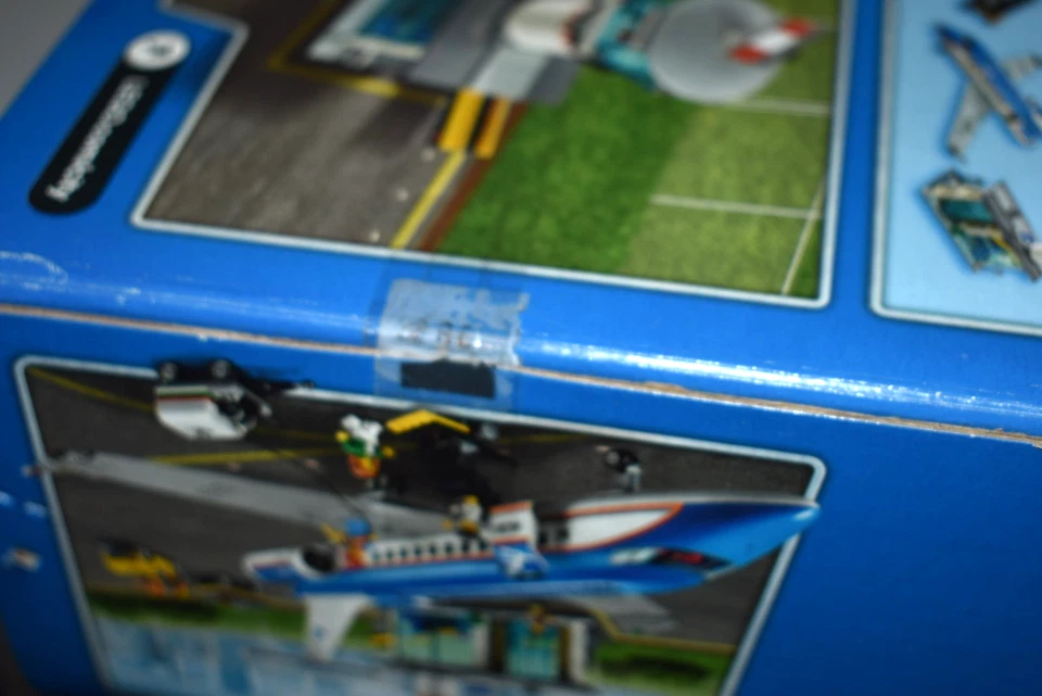 Lego City 60104 Airport Passenger Terminal 694 Pieces New - Image 2 of 4