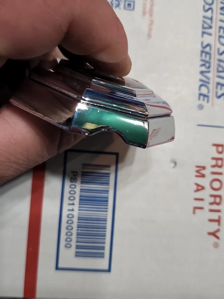 NOS 1980 - 83 庞蒂亚克凤凰原装后备箱锁翻盖边框通用 # 20086875 原始设备制造商 — 第 3/4 张图片