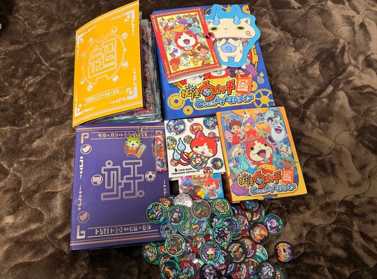 - Includes Lot Medals Yo-Kai Limited Medals &amp; Watch Edition Folders - vintagewatches.pk