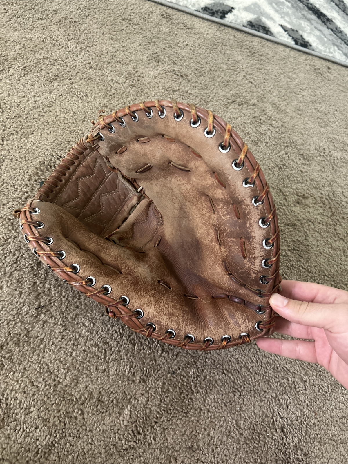 Vintage MacGregor (Crown Logo) Catcher’s Mitt Baseball Softball RHT 11.5 inch สำนักงานสิทธิ