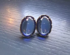 Vintage Emmons Gold Tone "Blue Fire" Glass Cabochon Clip-On Earrings. D12024