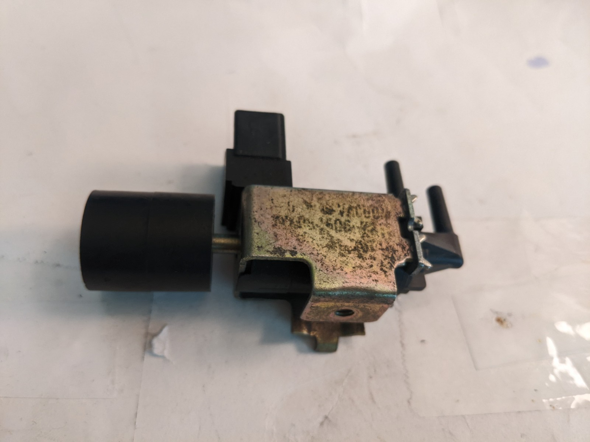 TOYOTA COROLLA /CAMRY GENUINE VACUUM SWITCH VALVE # 084600-7210 | eBay