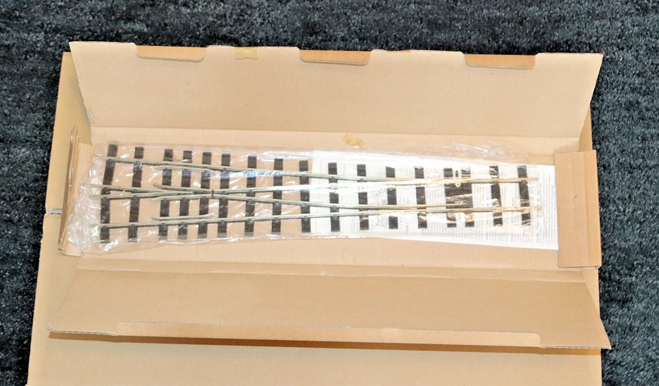 PECO SL-E896 Turnout Medium Radius Left Hand SM-32 / Gauge 1 - Electrofrog - Image 3 of 3