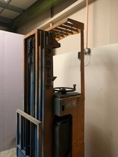 Electric Fork Lift Truck - Ideal for moving goods inside the warehouse